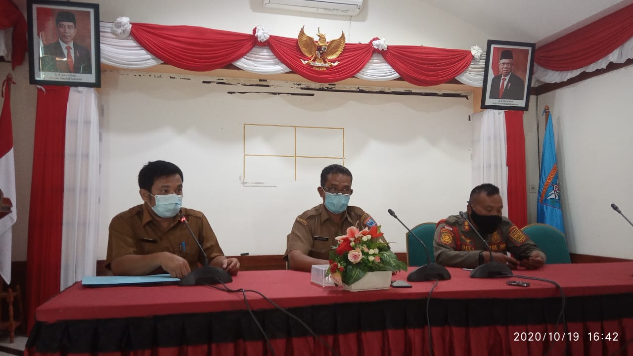 Kadis Kesehatan Lahmuddin (tengah), Kabag Hukum Seri Eli BW (kiri), dan Kasat Pol PP Dul Sumarno (kanan)